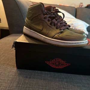 Air Jordan Nouveau / burgundy/gum bottom / size 9 / men’s / mid / AJ1
